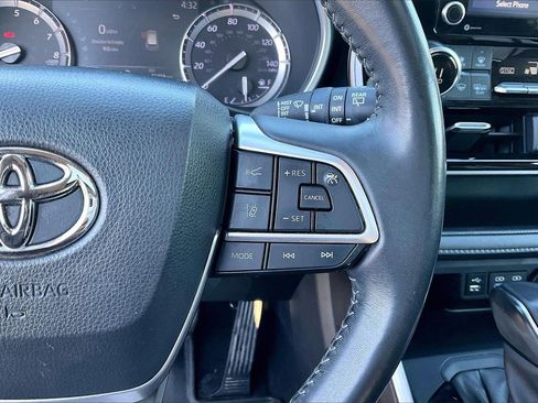 Used 2022 Toyota Highlander XLE image 32