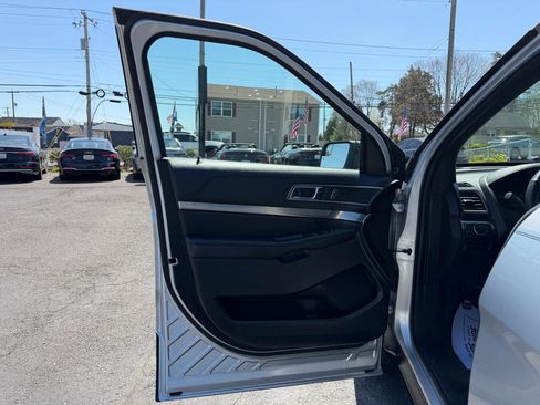 Used 2018 Ford Explorer XLT w/ Equipment Group 202A AWD/4WD image 9