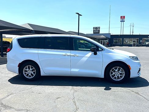 Used 2024 Chrysler Pacifica Touring-L FWD image 9