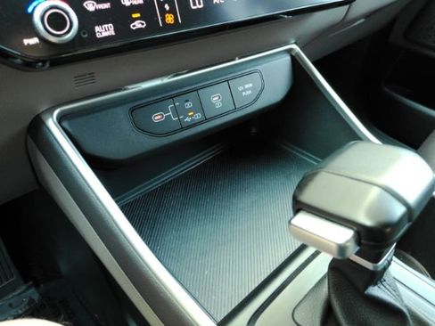 Used 2025 Kia Carnival FWD image 49