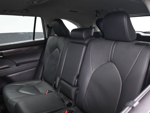 Used 2020 Toyota Highlander Limited image 18
