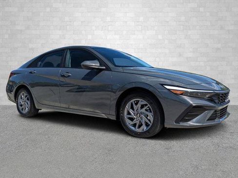 New 2024 Hyundai Elantra SEL image 1