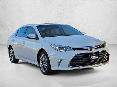 Used 2018 Toyota Avalon Limited FWD image 3