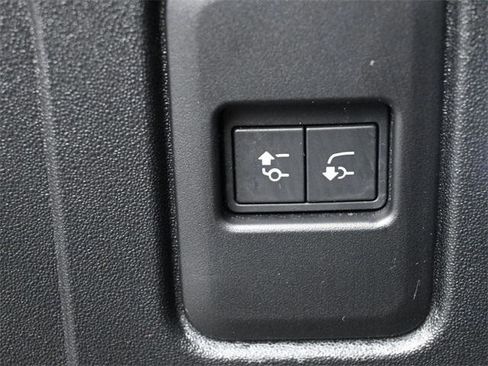 Used 2025 Land Rover Defender 110 V8 image 32