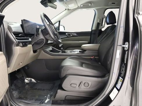 Used 2025 Kia Carnival FWD image 14