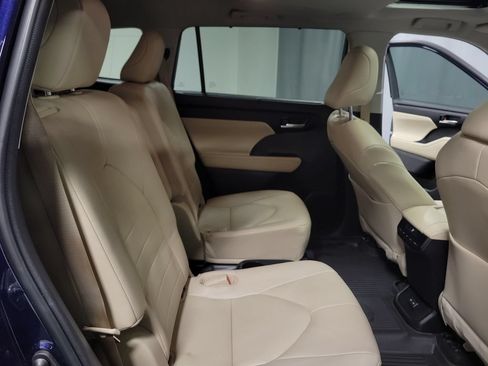 Used 2023 Toyota Highlander XLE FWD image 32