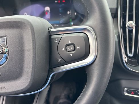 Used 2025 Volvo XC40 B5 Plus image 23