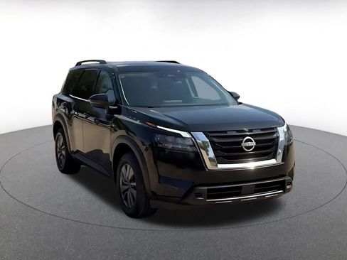 Used 2025 Nissan Pathfinder SV FWD image 3
