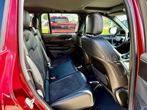 Used 2023 Jeep Grand Cherokee Altitude image 17