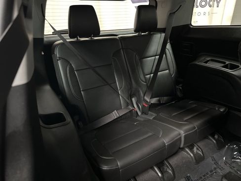 Used 2023 GMC Acadia SLT image 37