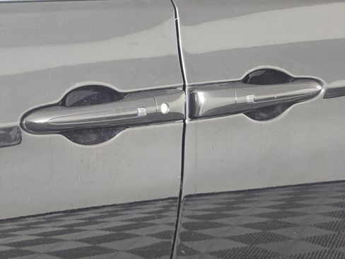 Used 2024 Chrysler Pacifica Touring-L image 13