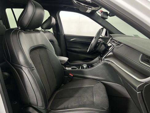 Certified 2024 Jeep Grand Cherokee L Altitude image 32