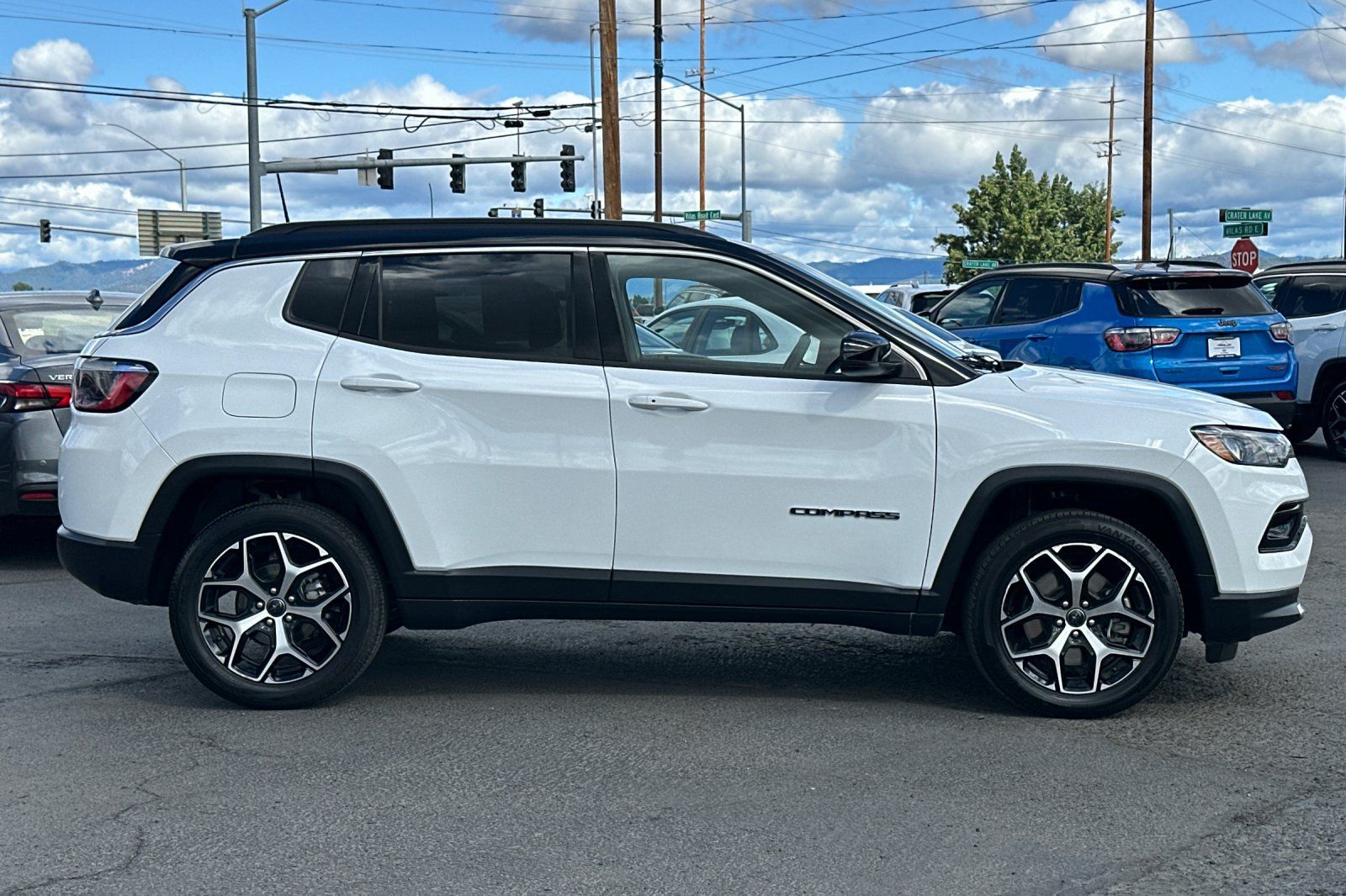 Used 2025 Jeep Compass Limited AWD/4WD image 3