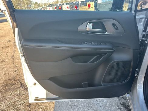 New 2026 Chrysler Pacifica Select AWD/4WD image 11