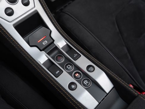 Used 2015 McLaren 650S Spider image 31