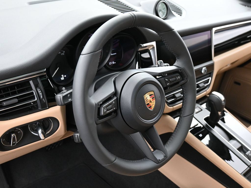 Certified 2026 Porsche Macan AWD/4WD image 17