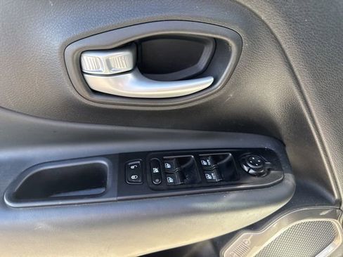 Used 2023 Jeep Renegade Latitude image 7