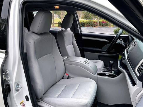 Used 2019 Toyota Highlander LE image 9