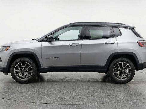 Used 2025 Jeep Compass Trailhawk AWD/4WD image 5