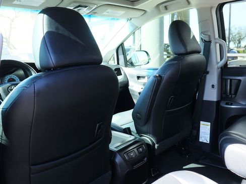 Used 2017 Toyota Sienna SE Premium image 34