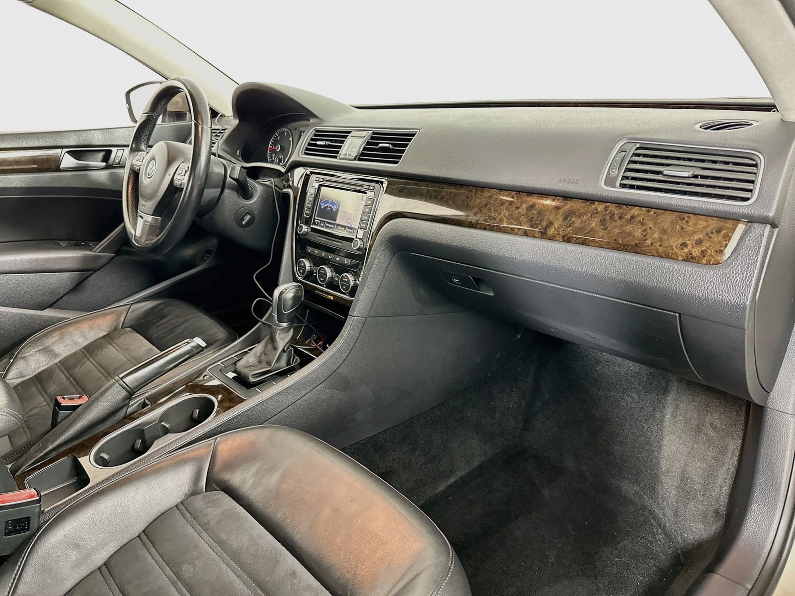 Used 2015 Volkswagen Passat TDI SEL Premium FWD image 30