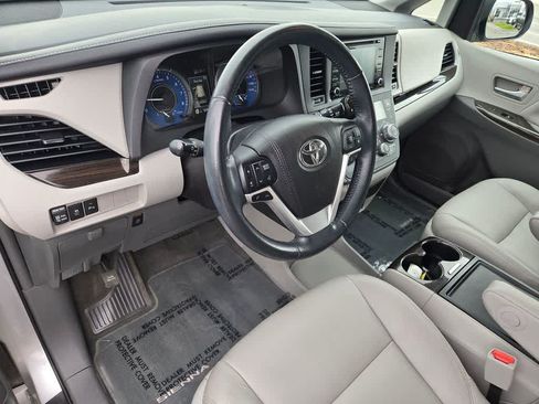 Used 2018 Toyota Sienna XLE w/ XLE Navigation Package FWD image 10