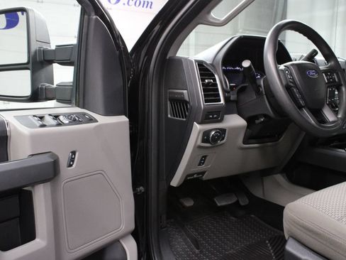 Used 2017 Ford F550 4x4 Crew Cab Super Duty w/ XLT Value Package image 52