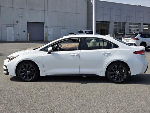 Used 2025 Toyota Corolla SE image 2