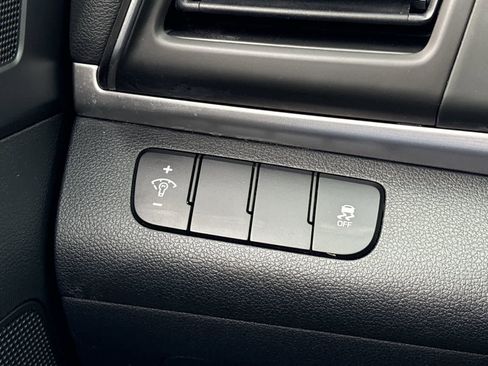 Used 2019 Hyundai Elantra SE w/ Cargo Package image 32