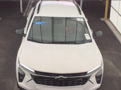 Used 2025 Chevrolet Trax RS w/ Driver Confidence Package FWD image 3