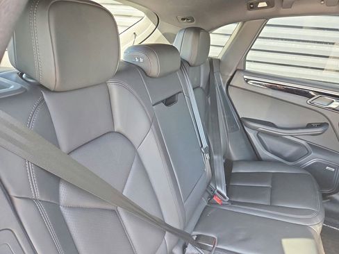 Certified 2022 Porsche Macan AWD/4WD image 21