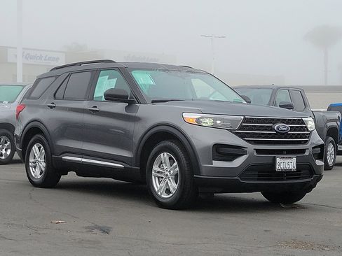 Used 2022 Ford Explorer XLT image 1