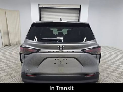 Used 2026 Toyota Sienna LE FWD image 7