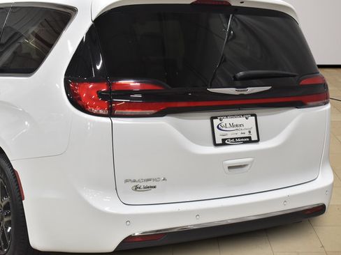 Certified 2025 Chrysler Pacifica Select FWD image 37