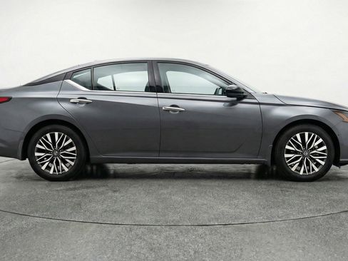Used 2025 Nissan Altima 2.5 SV FWD image 11
