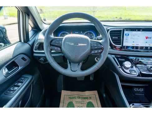Used 2025 Chrysler Pacifica Limited image 22