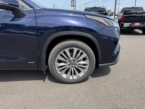 New 2026 Toyota Highlander Platinum AWD/4WD image 13