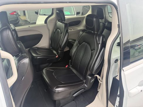 Used 2024 Chrysler Pacifica Touring-L FWD image 5