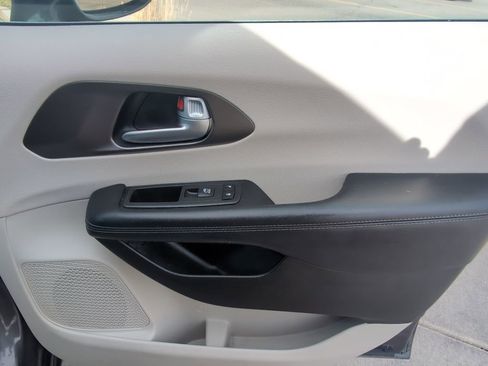 Used 2018 Chrysler Pacifica Limited image 32