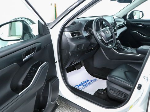 Used 2022 Toyota Highlander XLE FWD image 3