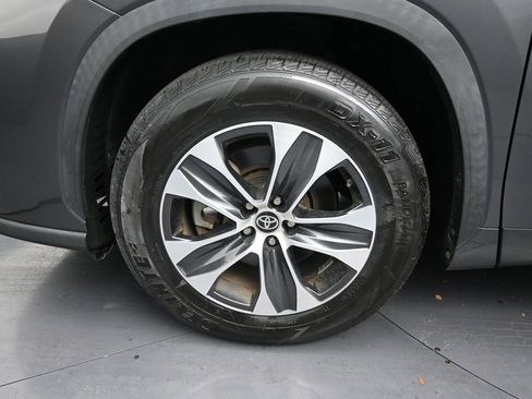 Used 2022 Toyota Highlander XLE FWD image 9