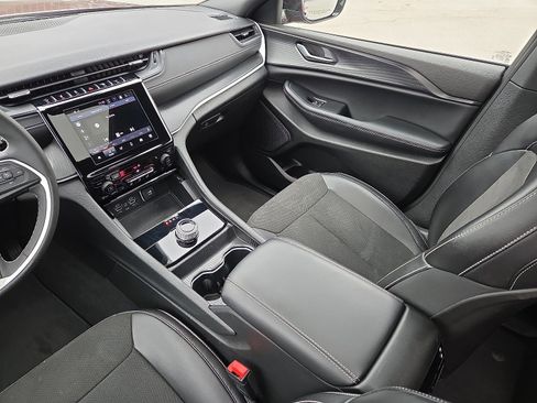 Used 2024 Jeep Grand Cherokee L Altitude image 13