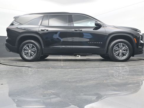 Used 2025 Chevrolet Traverse LT image 32