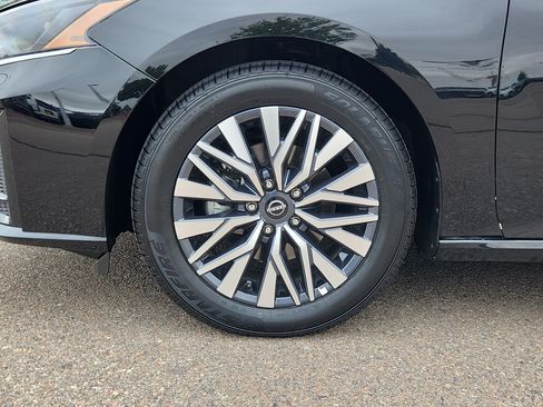 Used 2025 Nissan Altima 2.5 SV FWD image 18