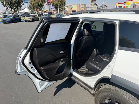Used 2021 Jeep Cherokee Trailhawk w/ Trailer Tow Group AWD/4WD image 10