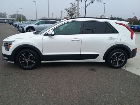 Used 2023 Kia Niro EX image 8