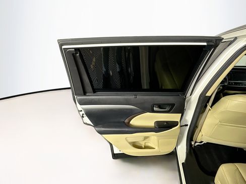 Used 2015 Toyota Highlander XLE image 26