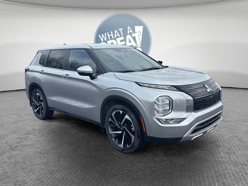 Used 2022 Mitsubishi Outlander SE image 1