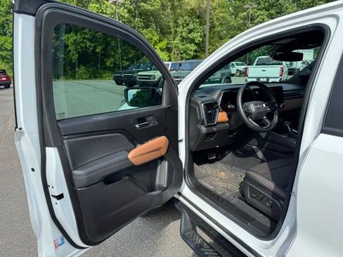 Used 2024 GMC Canyon AT4 w/ AT4 Premium Package AWD/4WD image 12