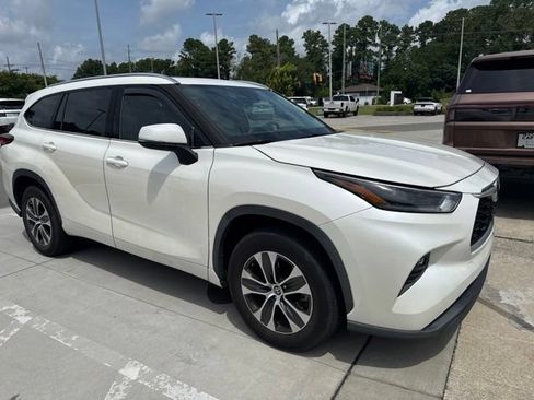 Used 2021 Toyota Highlander XLE FWD image 4